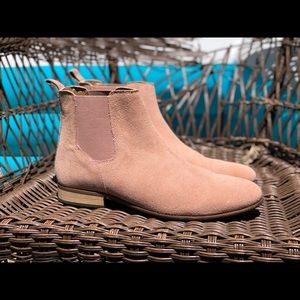 UO Men’s Chelsea Boots dessert tan